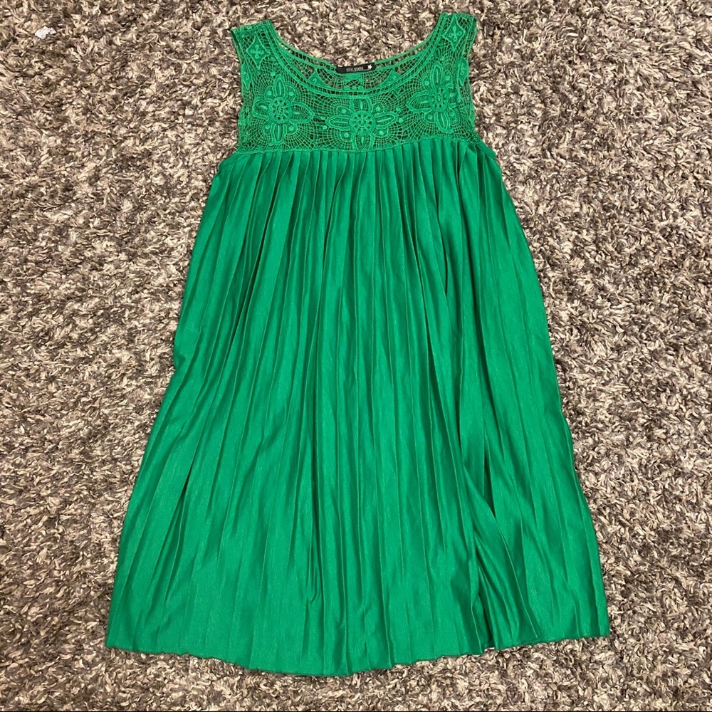 Star Vixen Green Pleated Dress size M
